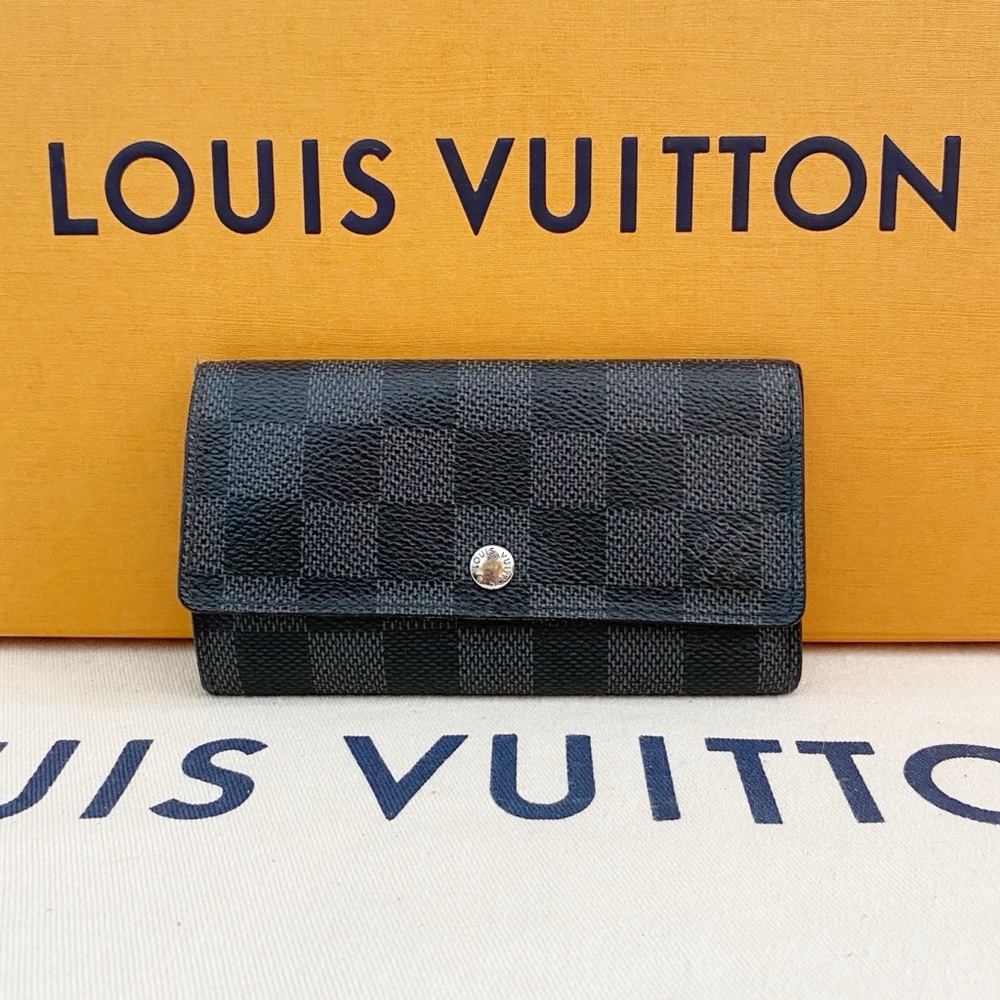 🖤✨GRAPHITE✨🖤 Louis Vuitton Key Ring Holder!